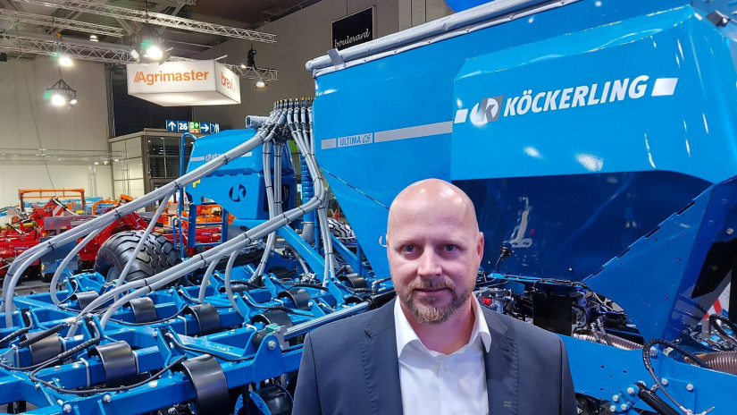 Jens Michels, a Köckerling magyarországi kereskedelmi vezetője
és egy Ultima vetőgép. Fotó: Csurja Zsolt