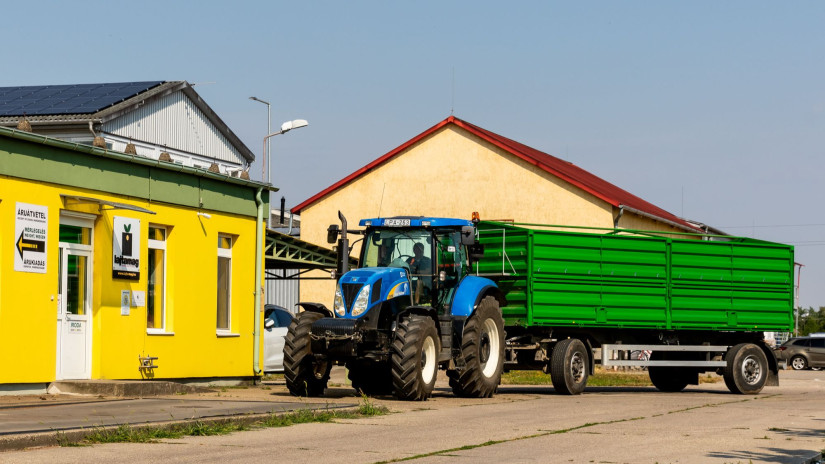 Traktor és pótkocsija érkezik a Lajtamag Kft. központjába, Mosonmagyaróváron